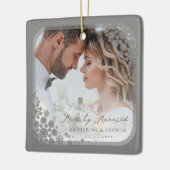 Gray Snowflakes Lijst Modern Holiday Weduwfoto Keramisch Ornament (Links)