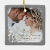 Gray Snowflakes Lijst Modern Holiday Weduwfoto Keramisch Ornament (Voorkant)