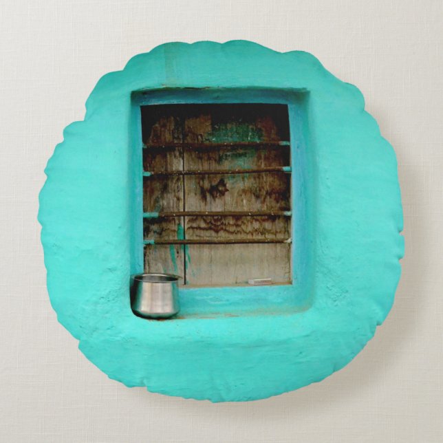 GRAY STEEL CONTAINER ON WINDOW WITH TEAL PAINT ROND KUSSEN (Voorkant)