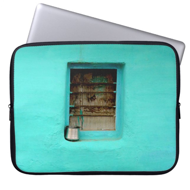 GRAY STEEL CONTAINER OP VENSTER MET BLAUWGROEN AFD LAPTOP SLEEVE (Voorkant)