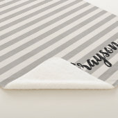 Gray Stripes Naam Monogram | Moderne bosbouw Sherpa Deken (3/4)