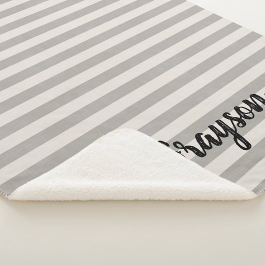Gray Stripes Naam Monogram | Moderne bosbouw Sherpa Deken (3/4)