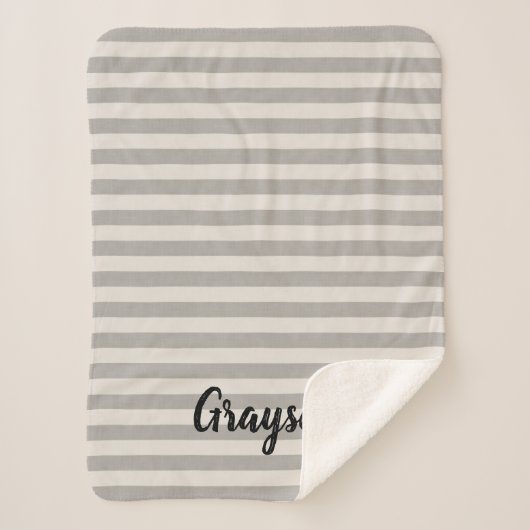 Gray Stripes Naam Monogram | Moderne bosbouw Sherpa Deken (Voorkant)