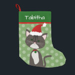 Gray Tabby Santa Kat Kleine Kerstsok<br><div class="desc">Creëer een gepersonaliseerde voorraad voor je kat of een kattenliefhebber. Dit ontwerp bestaat uit een schattig grijs tafeltje met cartoon kat en kerstkleuren,  met de mogelijkheid om aan uw behoeften aan te passen. Origineel ontwerp van Night Owl's Menagerie,  2020.</div>