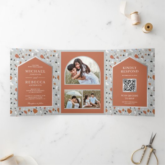 Gray Terrazzo Tegel Terracotta Arch QR Code Wedden Drieluik Uitnodiging (Binnen)