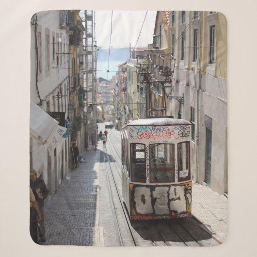 GRAY TRAM ON RAILWAY OVER HET GEBOUW SHERPA DEKEN (Voorkant)