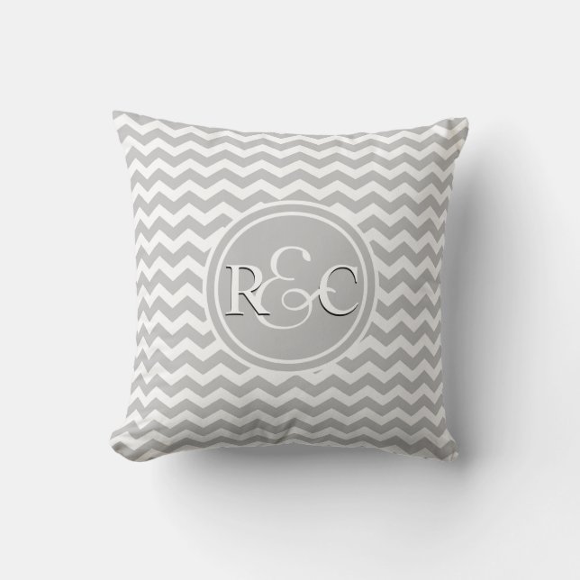 Gray White Chevron Aangepaste Initialen Monogram Kussen (Voorkant)