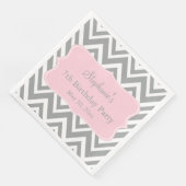 Gray, White en Pastel Pink Chevron Birthday Servetten (Hoek)