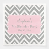 Gray, White en Pastel Pink Chevron Birthday Servetten (Voorkant)
