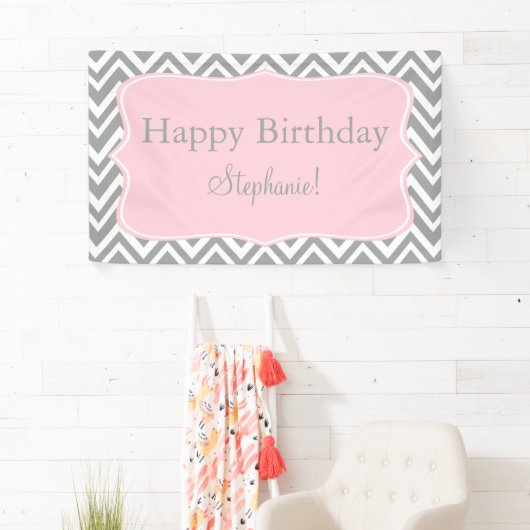 Gray, White en Pastel Pink Chevron Birthday Spandoek (Insitu)