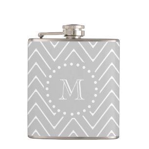 Gray & White Modern Chevron Aangepast monogram Heupfles