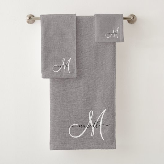 Gray White Monogram Faux Linen Gray Bad Handdoek (Insitu)