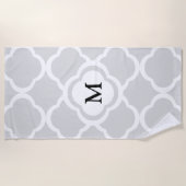 Gray White Quatrefoil Pattern Monogrammed Strandlaken (Voorkant)