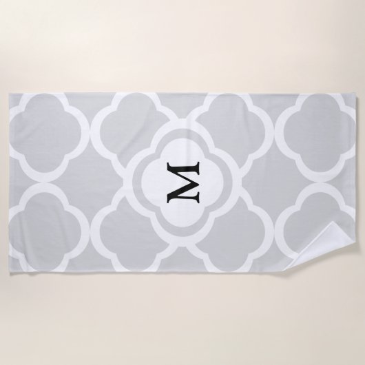 Gray White Quatrefoil Pattern Monogrammed Strandlaken (Voorkant)