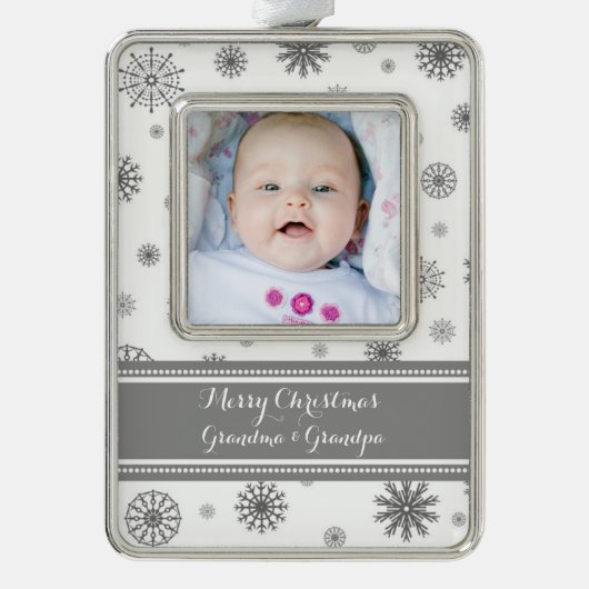 Gray White Snow Grandouders Kerstversier Verzilverd Omlijst Ornament (Voorkant)