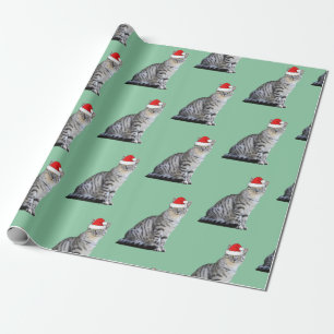 Gray White Striped Cat met een Santa Hat Cadeaupapier