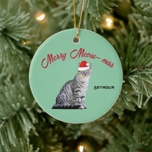 Gray White Striped Cat met een Santa Hat Keramisch Ornament (Boom)