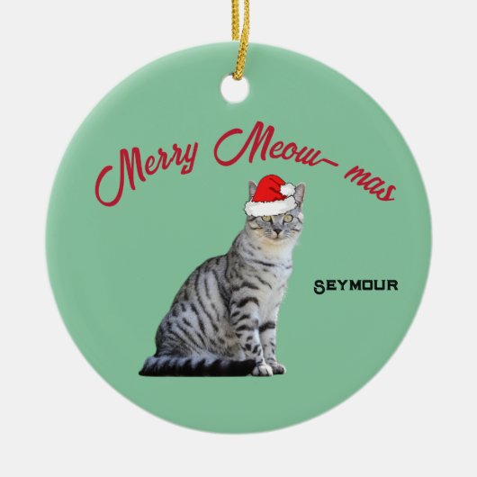Gray White Striped Cat met een Santa Hat Keramisch Ornament (Voorkant)