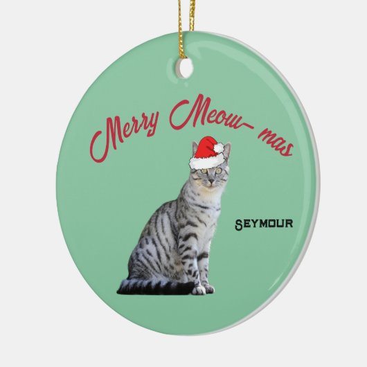 Gray White Striped Cat met een Santa Hat Keramisch Ornament (Links)