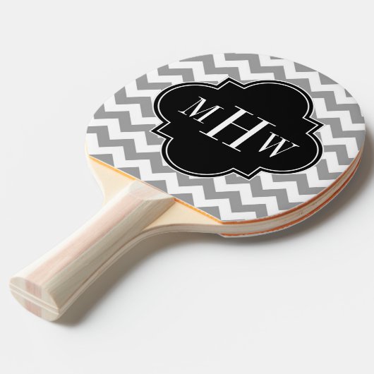Gray Wht Chevron Black Quatrefoil 3 Monogram Tafeltennisbatje (Voorkant Gekanteld)