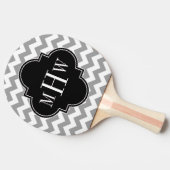 Gray Wht Chevron Black Quatrefoil 3 Monogram Tafeltennisbatje (Zijkant)