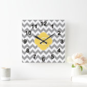 Gray Wht Chevron Mustard Quatrefoil Monogram Vierkante Klok (Huis)
