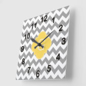 Gray Wht Chevron Mustard Quatrefoil Monogram Vierkante Klok (Hoek)