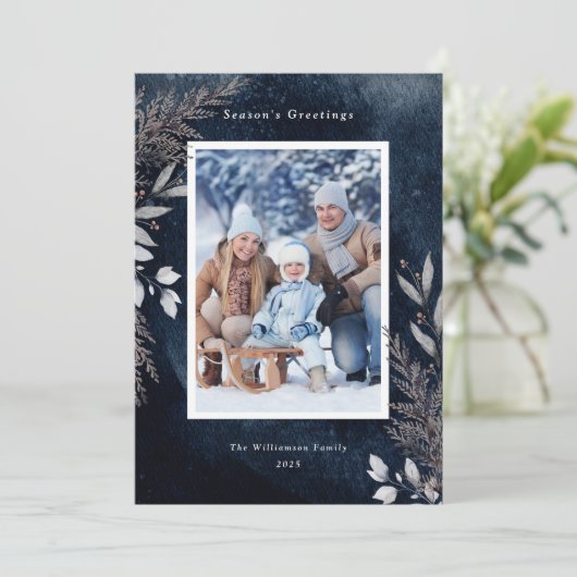 Gray Winter Foliage op Navy Blue Waterverf Foto Feestdagenkaart (Staand voorkant)
