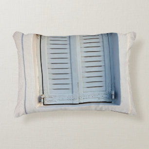 GRAY WOODEN 2-DEUR VENSTER GESLOTEN ACCENT KUSSEN