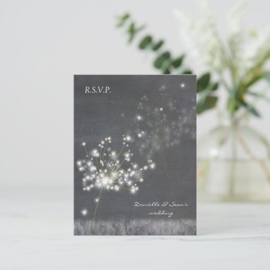 Grayscale Dandelions Wedding RSVP Uitnodiging Briefkaart (Staand voorkant)