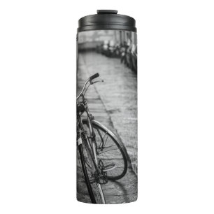 GRAYSCALE FOTO VAN BIKE OP WALL THERMOSBEKER