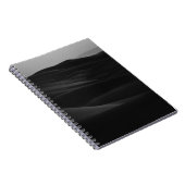 GRAYSCALE FOTO VAN DESERT NOTITIEBOEK (Rechterzijde)