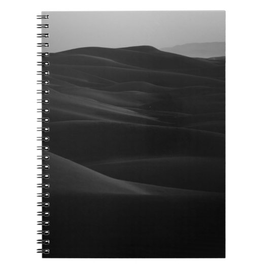 GRAYSCALE FOTO VAN DESERT NOTITIEBOEK (Voorkant)