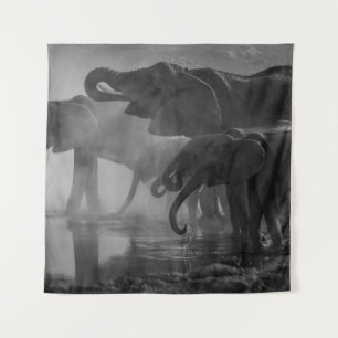 GRAYSCALE FOTO VAN ELEPHANTS DRINK WATER WANDKLEED