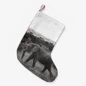 GRAYSCALE FOTO VAN GRAY ELEPHANT NEAR BOMEN KLEINE KERSTSOK (Voorkant (Hangend))
