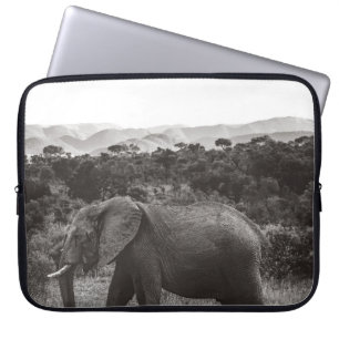 GRAYSCALE FOTO VAN GRAY ELEPHANT NEAR BOMEN LAPTOP SLEEVE