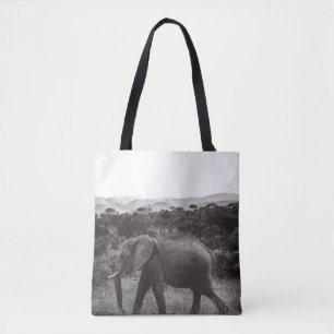 GRAYSCALE FOTO VAN GRAY ELEPHANT NEAR BOMEN TOTE BAG