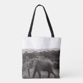 GRAYSCALE FOTO VAN GRAY ELEPHANT NEAR BOMEN TOTE BAG (Achterkant)