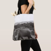 GRAYSCALE FOTO VAN GRAY ELEPHANT NEAR BOMEN TOTE BAG (Dichtbij)