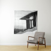 GRAYSCALE FOTO VAN HET MAN DAT OP CONCRETE PAVEMEN WANDKLEED (In situ)
