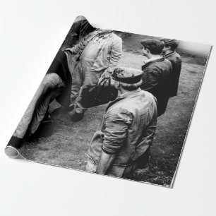 GRAYSCALE FOTO VAN MANNEN MET BESIDE 60163 TREIN CADEAUPAPIER
