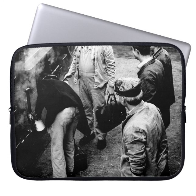 GRAYSCALE FOTO VAN MANNEN MET BESIDE 60163 TREIN LAPTOP SLEEVE (Voorkant)