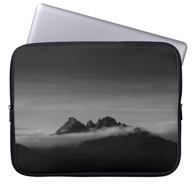GRAYSCALE FOTO VAN MOUNTAIN DIE IS BEDEKT MET CLOU LAPTOP SLEEVE (Voorkant)