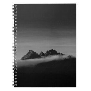 GRAYSCALE FOTO VAN MOUNTAIN DIE IS BEDEKT MET CLOU NOTITIEBOEK