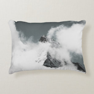 GRAYSCALE FOTO VAN MOUNTAINE, BEDEKT IN CLOUDS ACCENT KUSSEN