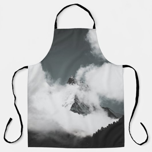 GRAYSCALE FOTO VAN MOUNTAINE, BEDEKT IN CLOUDS SCHORT (Voorkant)