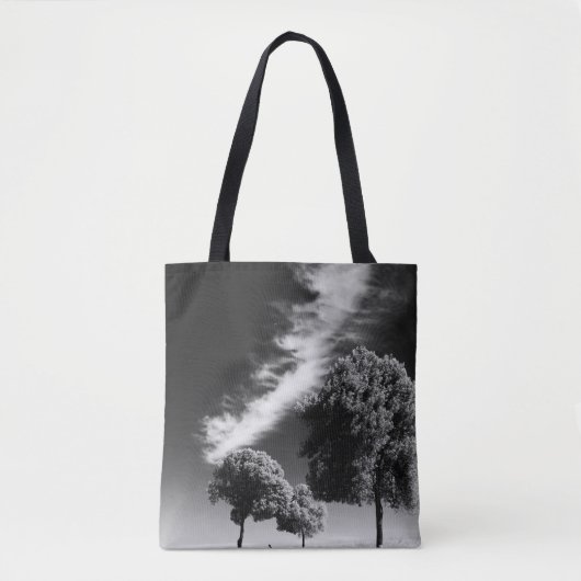 GRAYSCALE FOTO VAN PERSOON OP DE WEG TUSSEN BOMEN TOTE BAG (Voorkant)