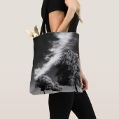 GRAYSCALE FOTO VAN PERSOON OP DE WEG TUSSEN BOMEN TOTE BAG (Dichtbij)