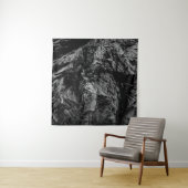 Grayscale-foto van rock wandkleed (In situ)