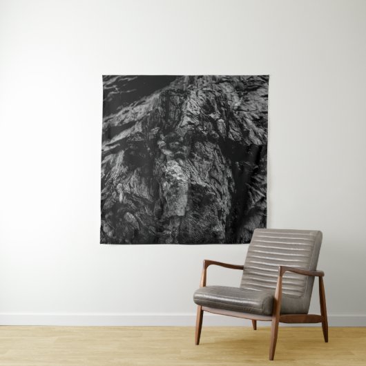 Grayscale-foto van rock wandkleed (In situ)